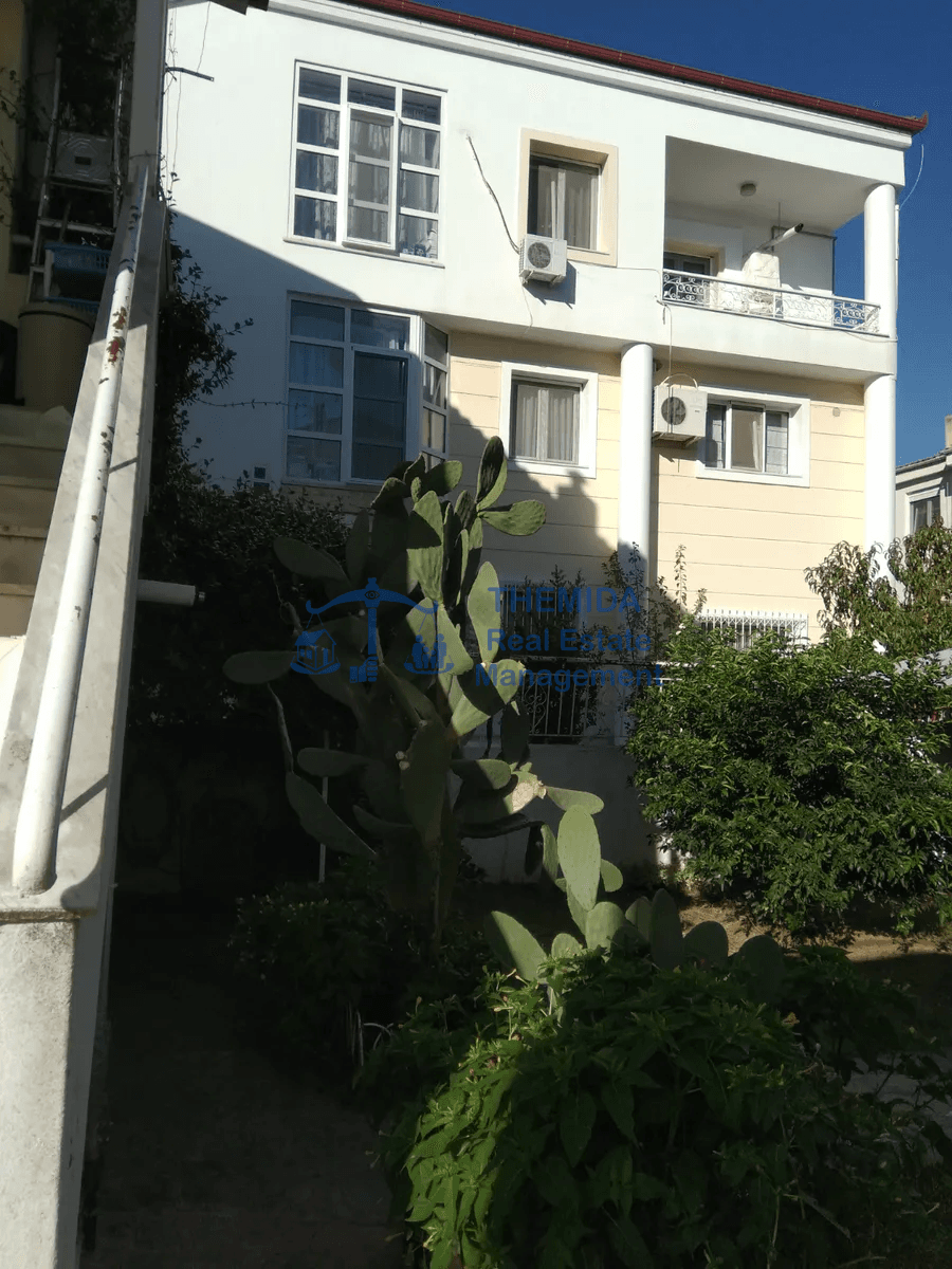 House in Panorama, Panorama — Photo 1 of 10
