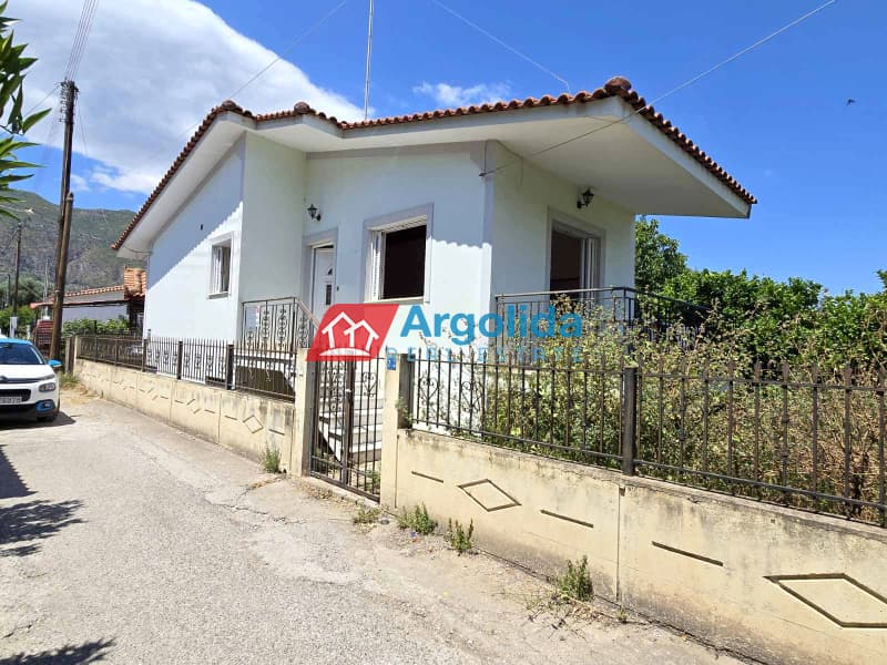 House in Center, Diakopto — Photo 1 of 26