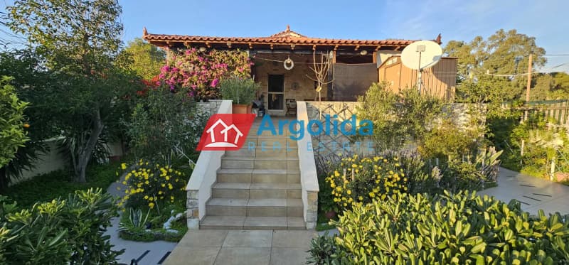 House in Loutraki, Loutraki-Perachora — Photo 1 of 24