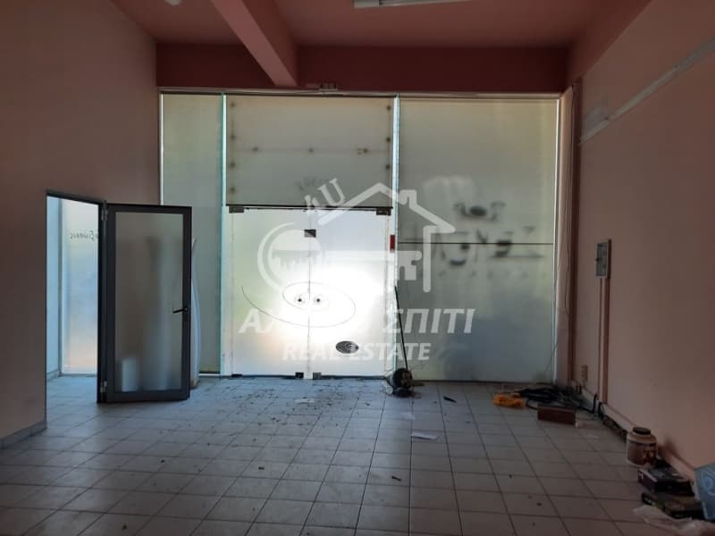 Retail Store in Agia Sofia, Patra — Photo 8 of 9