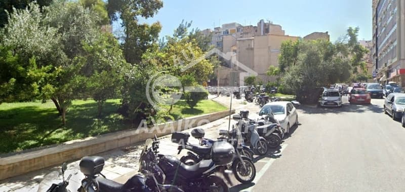 Οικόπεδο στην Πανεπιστημιούπολη, Κέντρο