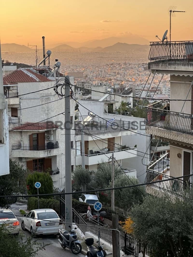 Apartment in Kareas, Vironas — Photo 1 of 15