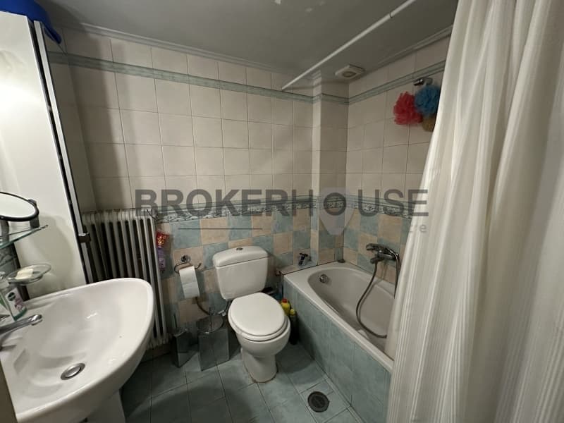 Apartment in Kareas, Vironas — Photo 8 of 15