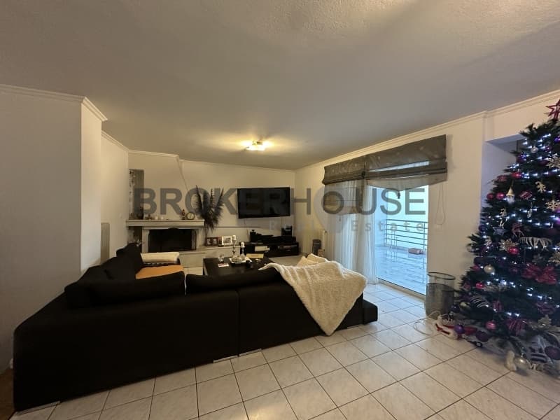 Apartment in Kareas, Vironas — Photo 2 of 15