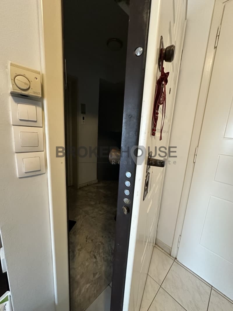 Apartment in Kareas, Vironas — Photo 15 of 15