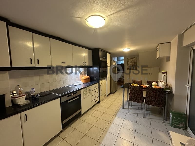 Apartment in Kareas, Vironas — Photo 3 of 15