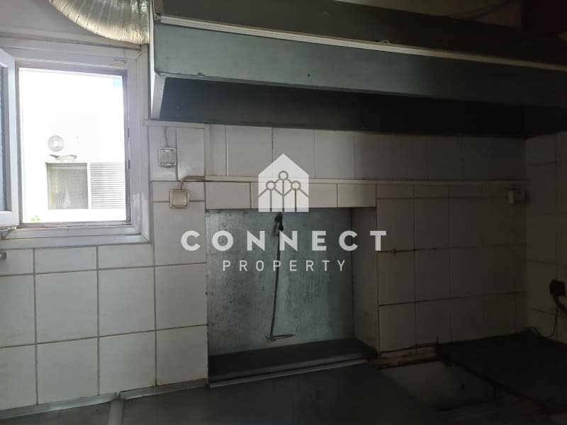 Retail Store in Center, Nea Ionia — Photo 14 of 16