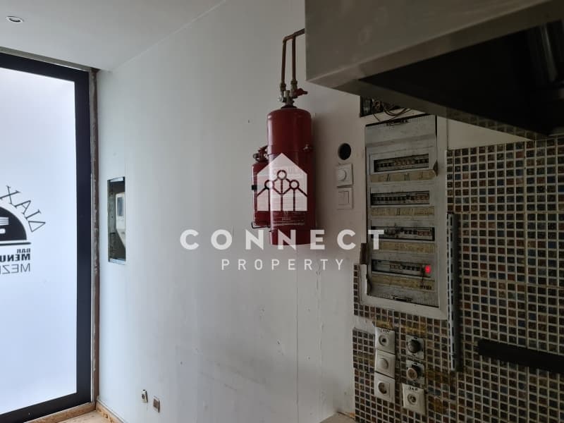 Retail Store in Center, Nea Ionia — Photo 16 of 16