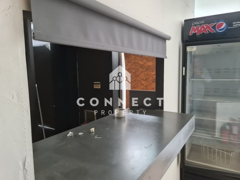 Retail Store in Center, Nea Ionia — Photo 15 of 16