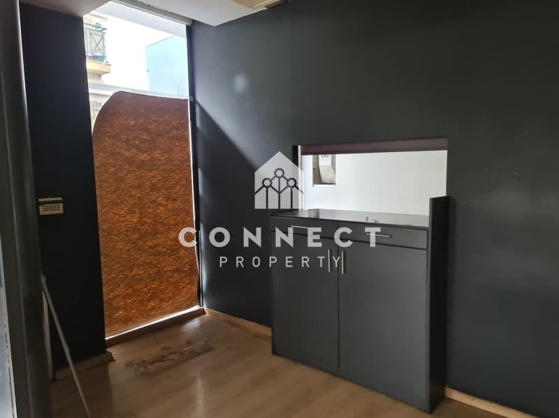 Retail Store in Center, Nea Ionia — Photo 10 of 16