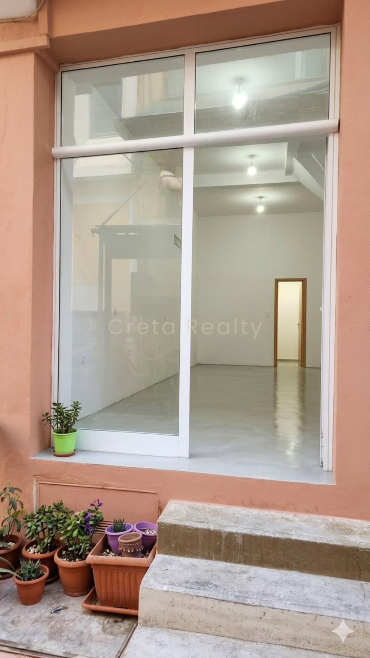 Retail Store in Chrisostomos, Heraclion Cretes — Photo 1 of 3
