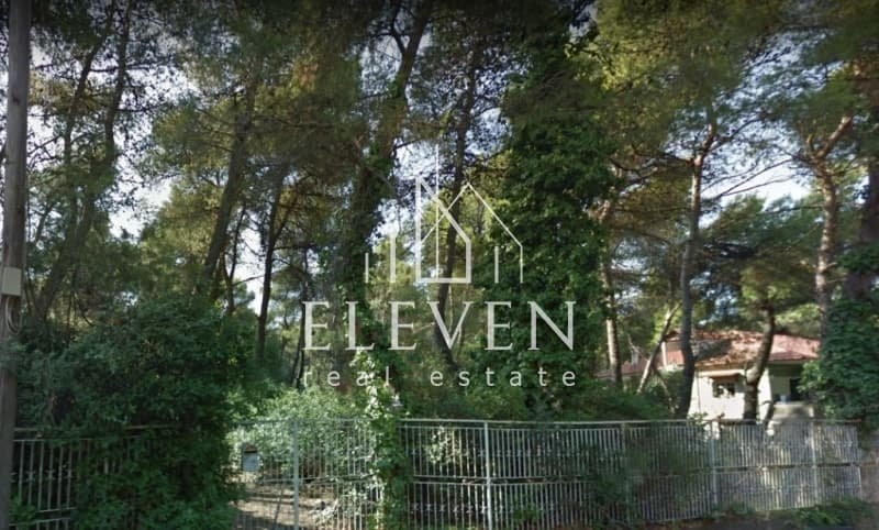 Οικόπεδο στην Δροσιά, Δροσιά