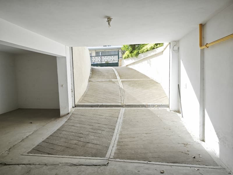 Parking Space in Center, Metamorfosi — Photo 6 of 8