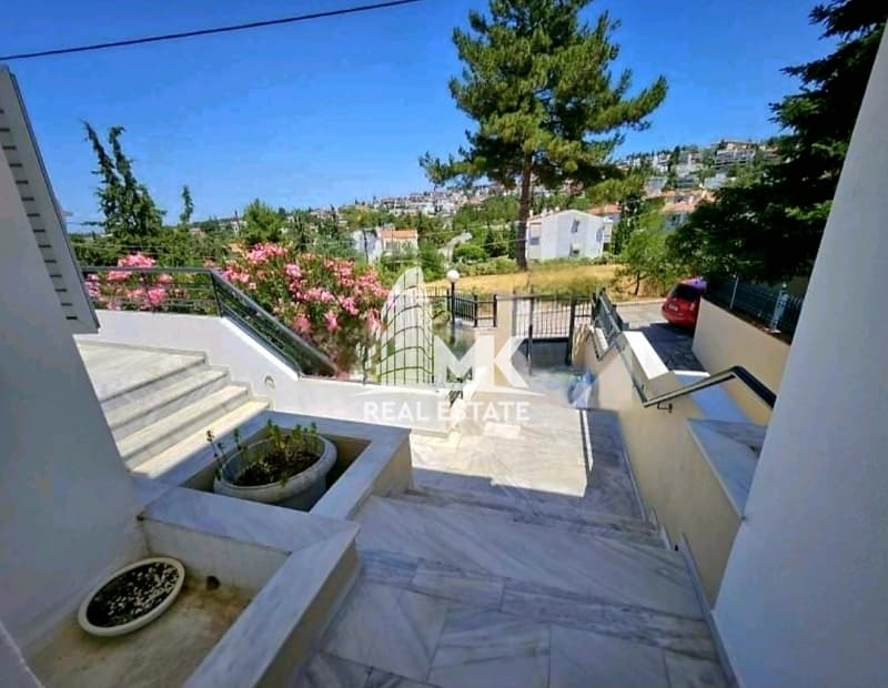 House in Panorama, Panorama — Photo 8 of 30