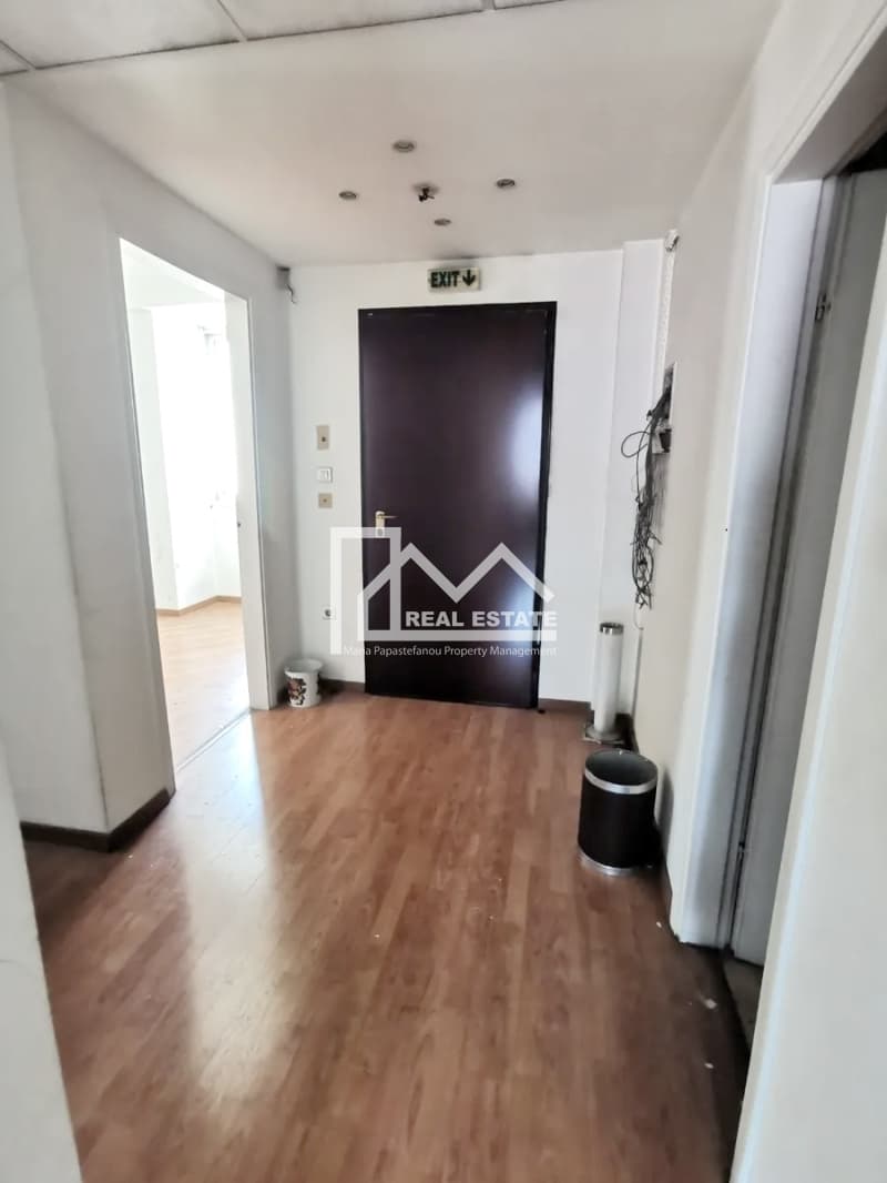 Office in Platia Kanigos, Exarchia - Neapoli — Photo 4 of 23