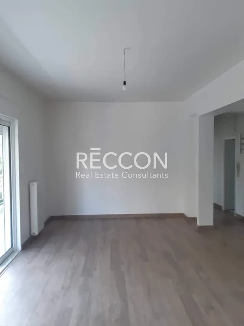 Apartment in Center, Vouliagmeni — Photo 3 of 14