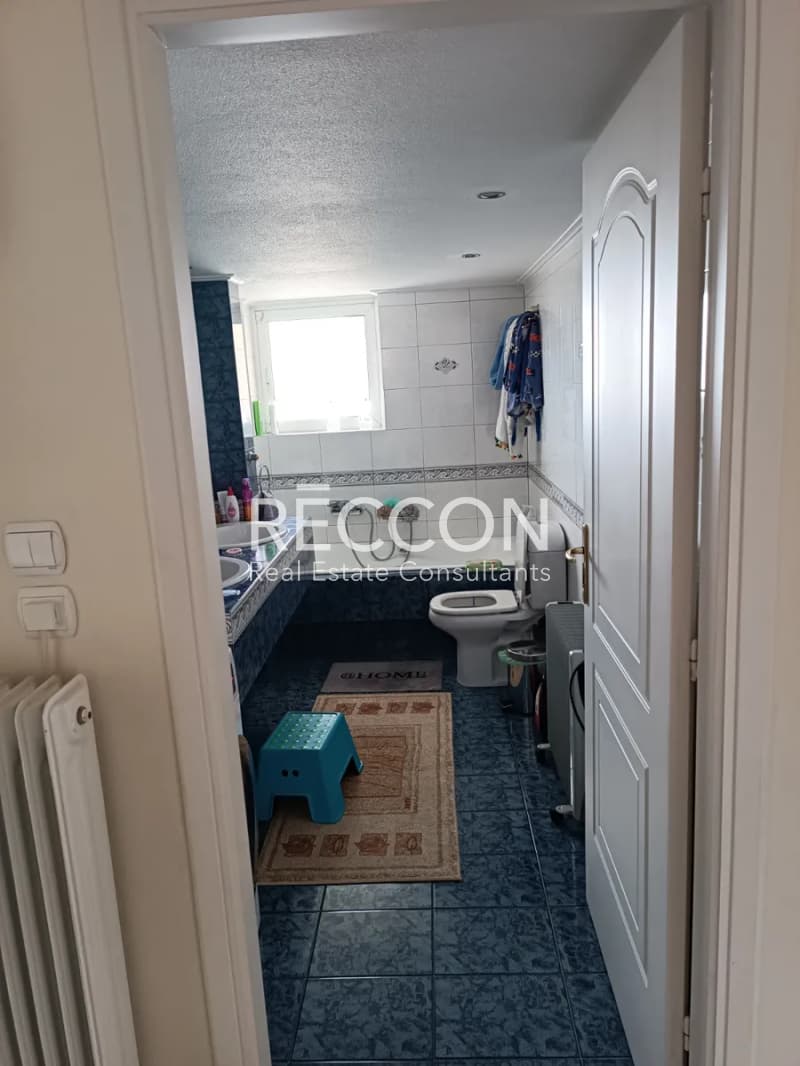 Apartment in Kareas, Vironas — Photo 15 of 25