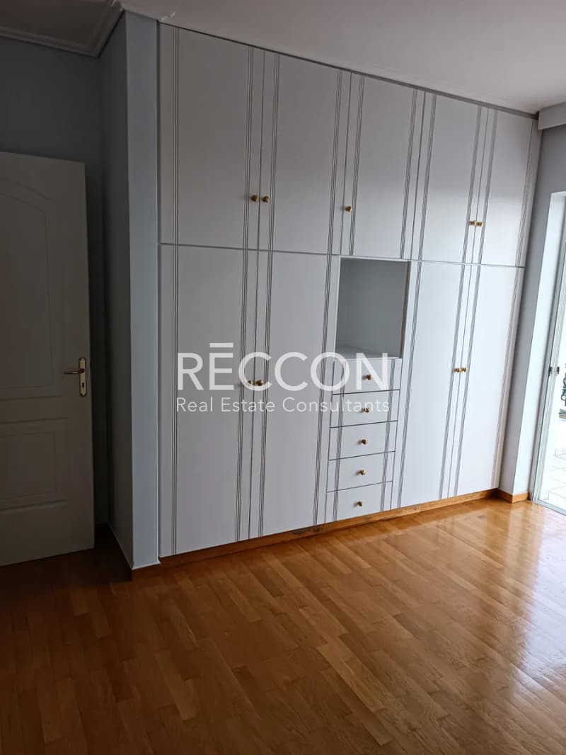 Apartment in Kareas, Vironas — Photo 17 of 25