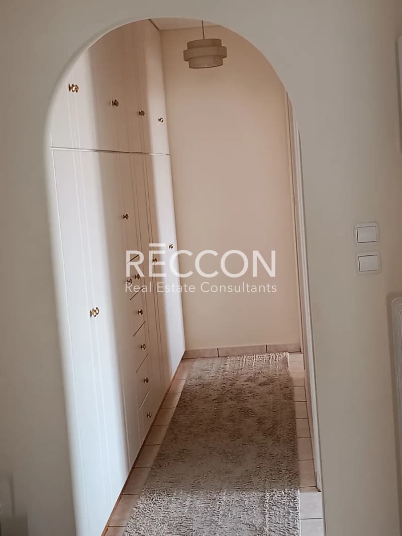 Apartment in Kareas, Vironas — Photo 16 of 25