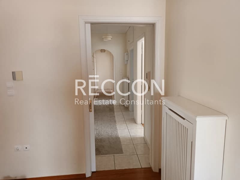 Apartment in Kareas, Vironas — Photo 12 of 25