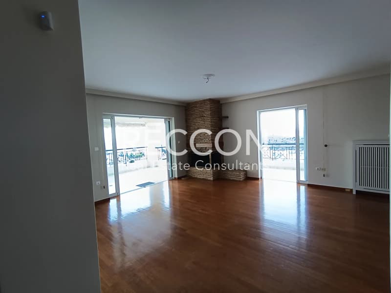 Apartment in Kareas, Vironas — Photo 11 of 25