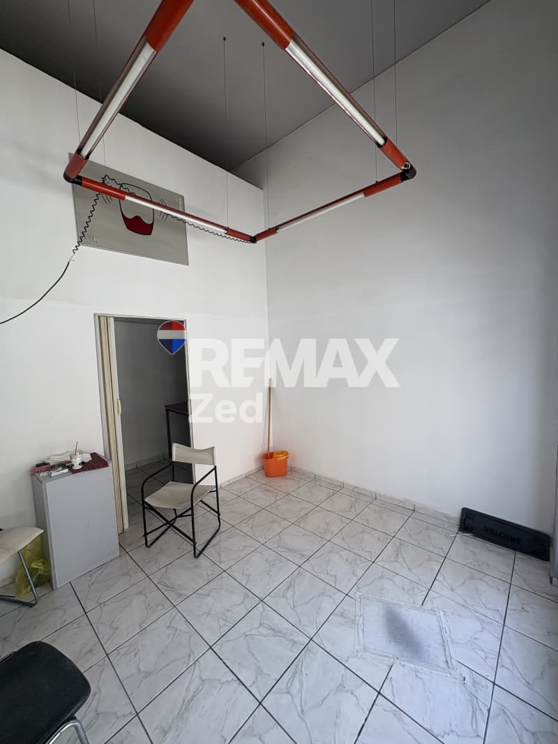 Retail Store in Filakes - Athlitiko Kentro, Koridallos — Photo 9 of 10