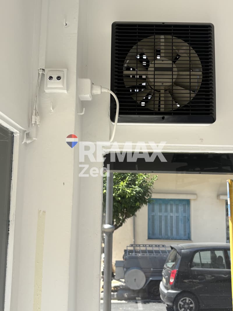 Retail Store in Filakes - Athlitiko Kentro, Koridallos — Photo 15 of 19
