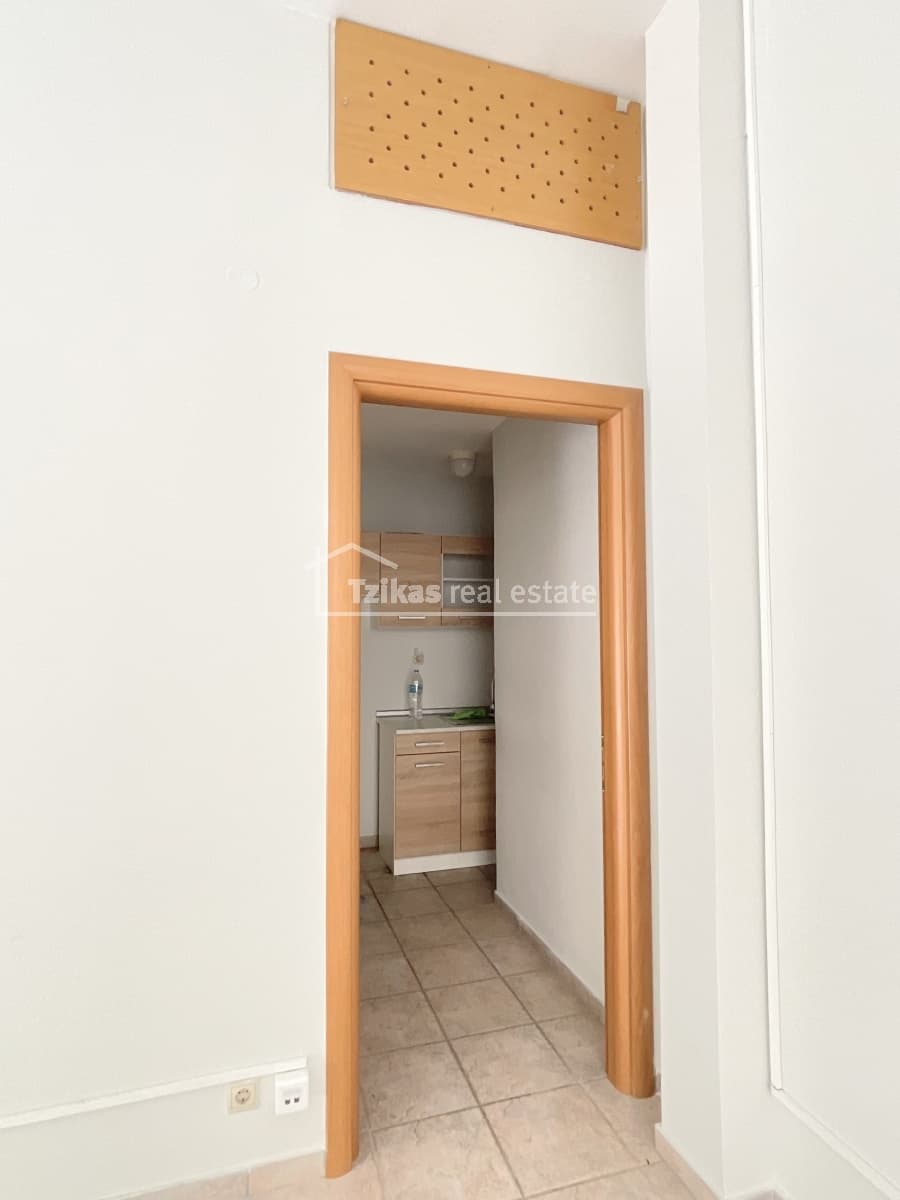 Retail Store in Center, Kalamaria — Photo 9 of 16