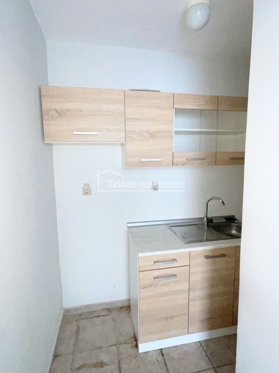 Retail Store in Center, Kalamaria — Photo 10 of 16