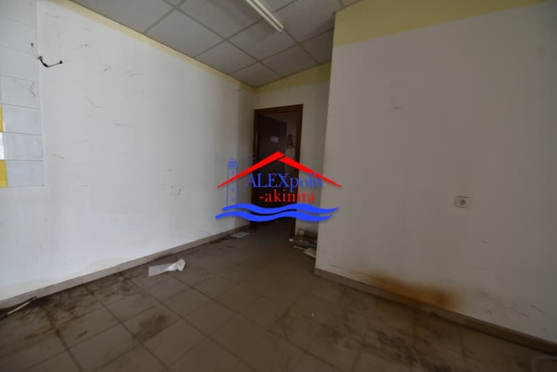 Retail Store in Center, Feres — Photo 13 of 17