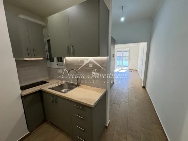 Apartment in Platia Koumoundourou, Kentro — Photo 1 of 12