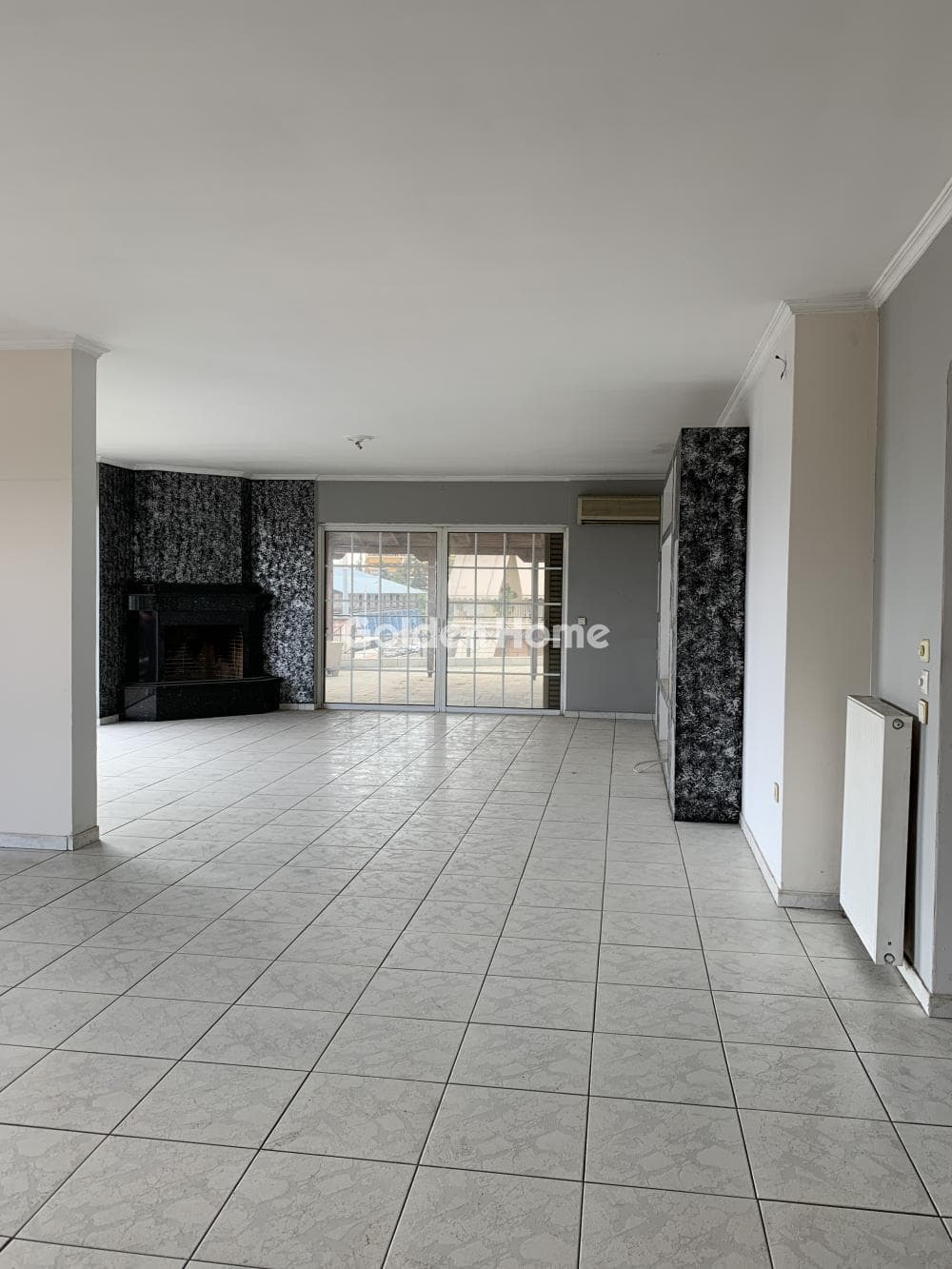 Apartment in Aspra Chomata, Nikaia — Photo 1 of 33
