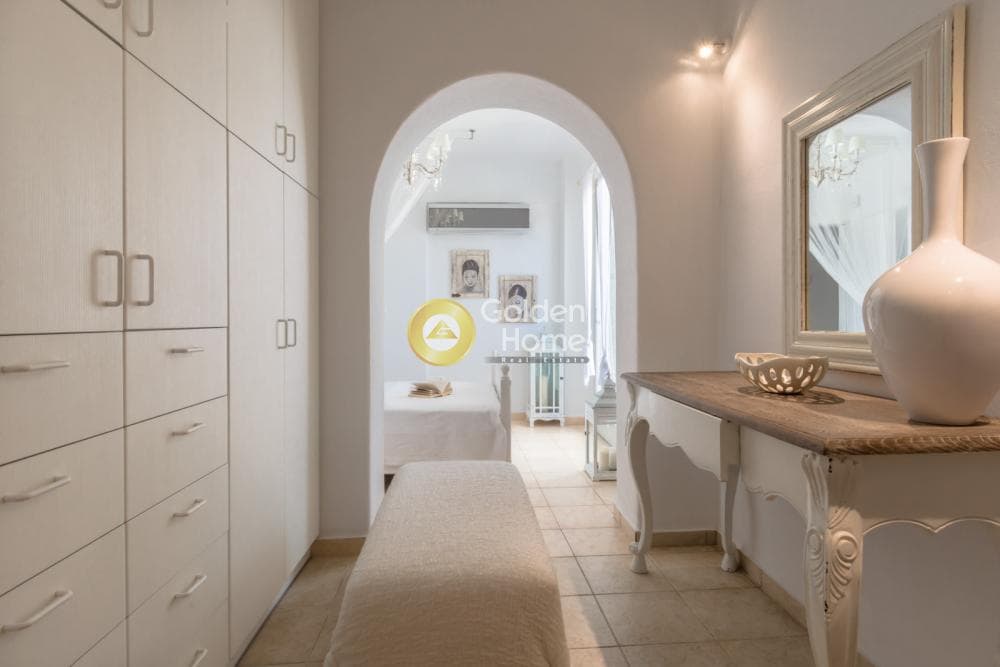 House in Center, Santorini — Photo 15 of 30