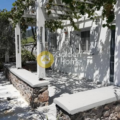 House in Thira, Santorini — Photo 1 of 3