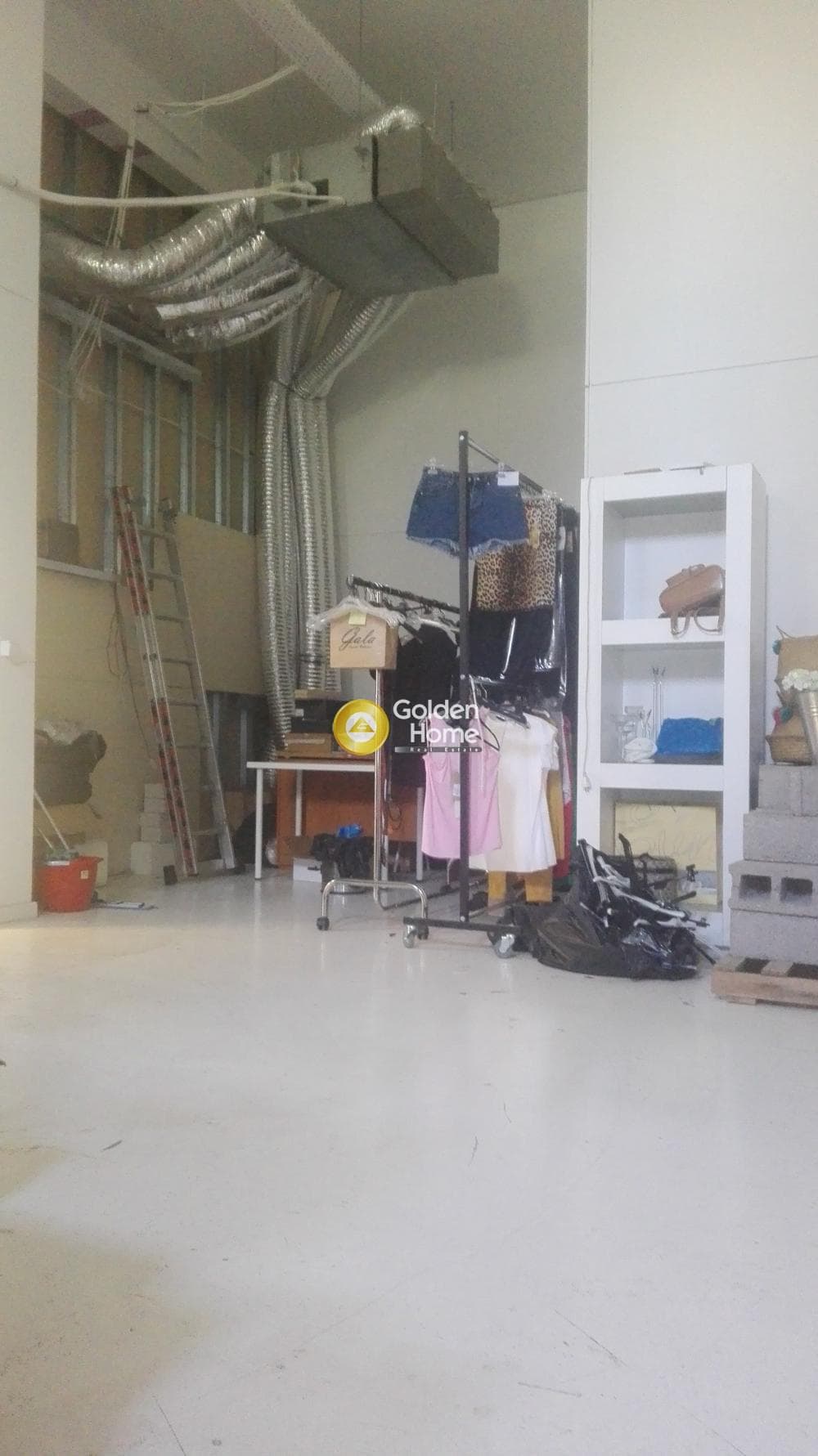 Retail Store in Center, Vrilissia — Photo 3 of 7