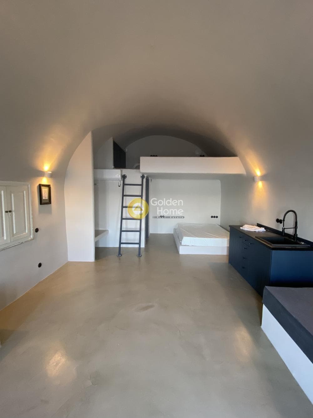 House in Thira, Santorini — Photo 1 of 4