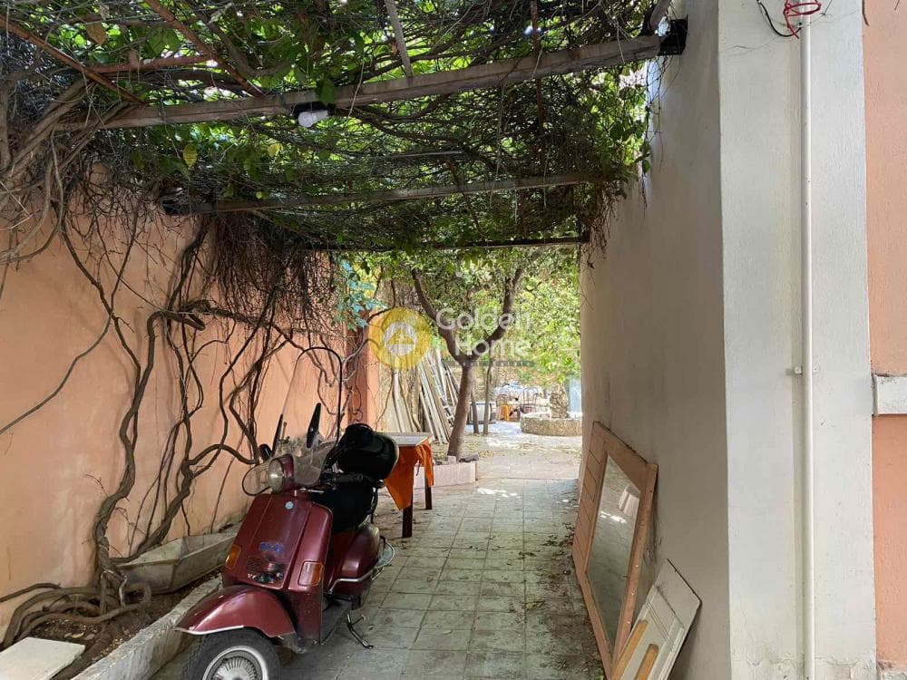 Οικόπεδο στην Άγιος Ιωάννης Χρυσόστομος, Νίκαια