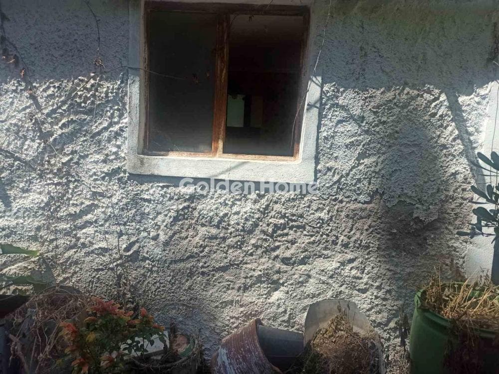 House in Agios Georgios, Nikaia — Photo 1 of 2