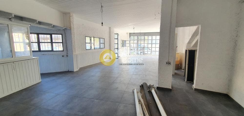 Retail Store in Train Park of Rentis, Piraeus — Photo 1 of 9