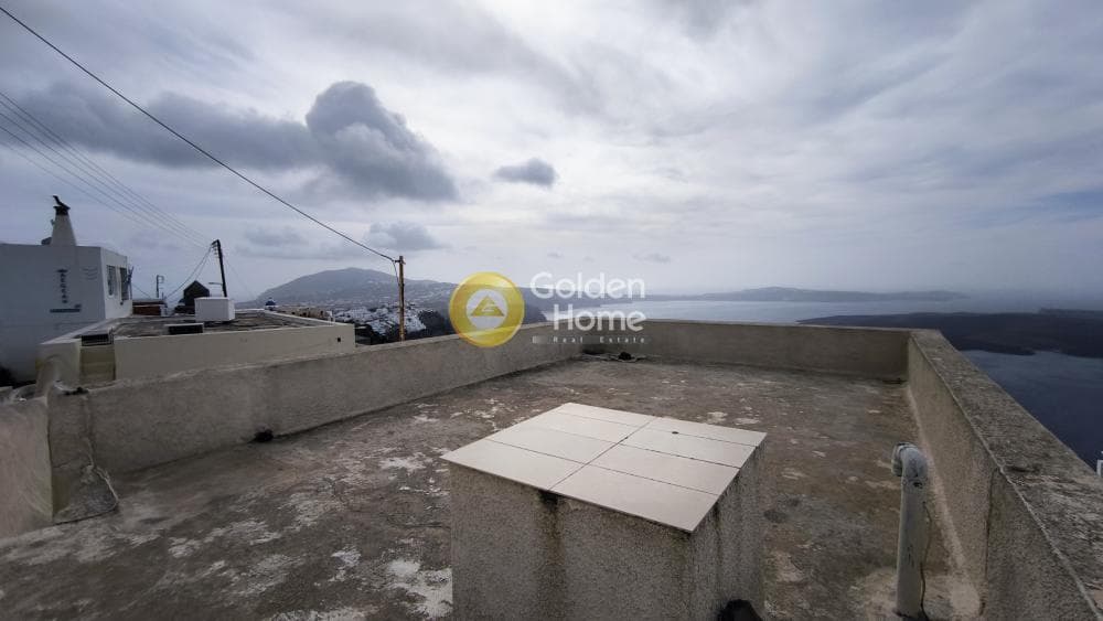 House in Thira, Santorini — Photo 7 of 14