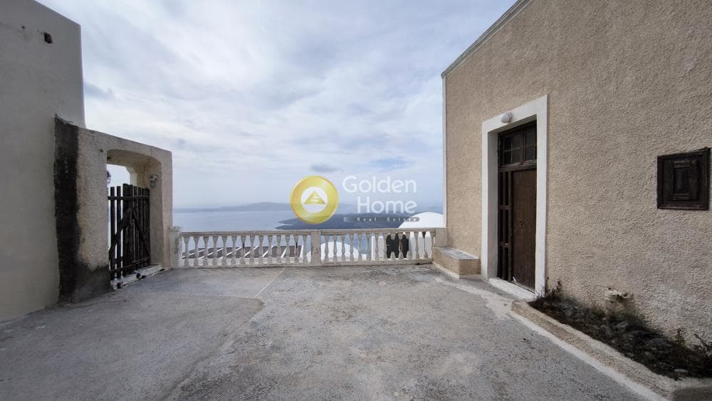 House in Thira, Santorini — Photo 5 of 14