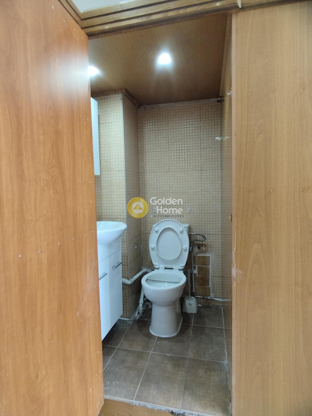 Retail Store in Tampouria, Nikaia — Photo 5 of 5