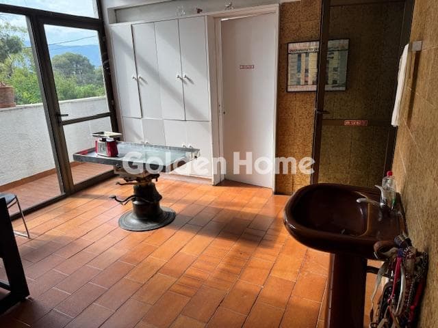 Retail Store in Kastritsa, Nea Erithraia — Photo 8 of 10