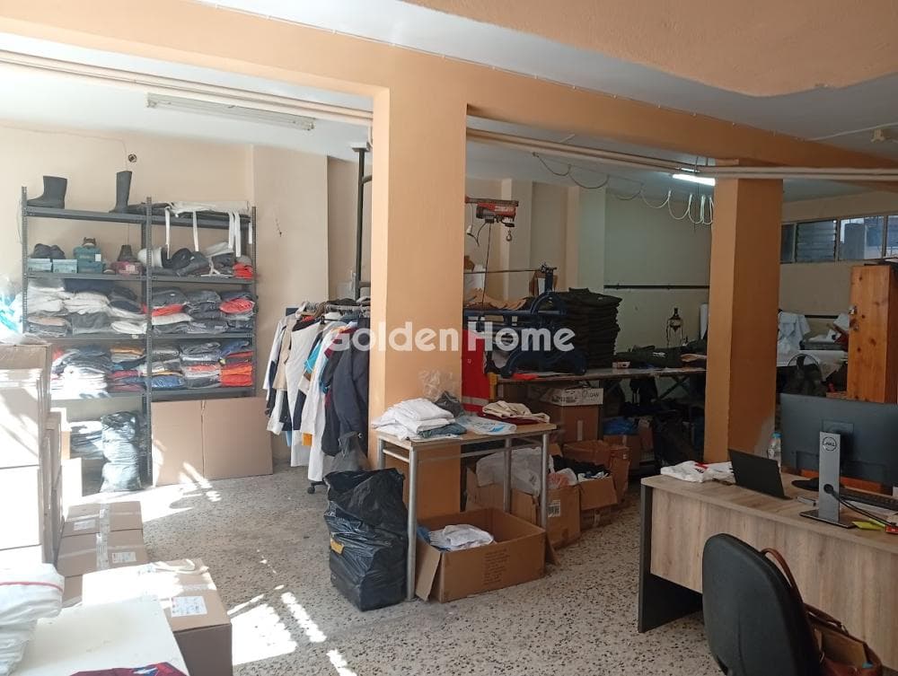 Retail Store in Pigada, Piraeus — Photo 1 of 5