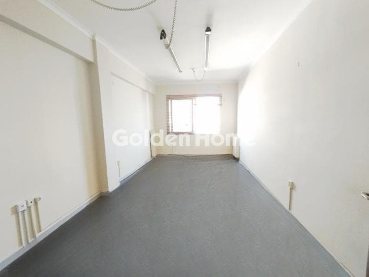 Office in Terpsithea, Piraeus — Photo 1 of 7