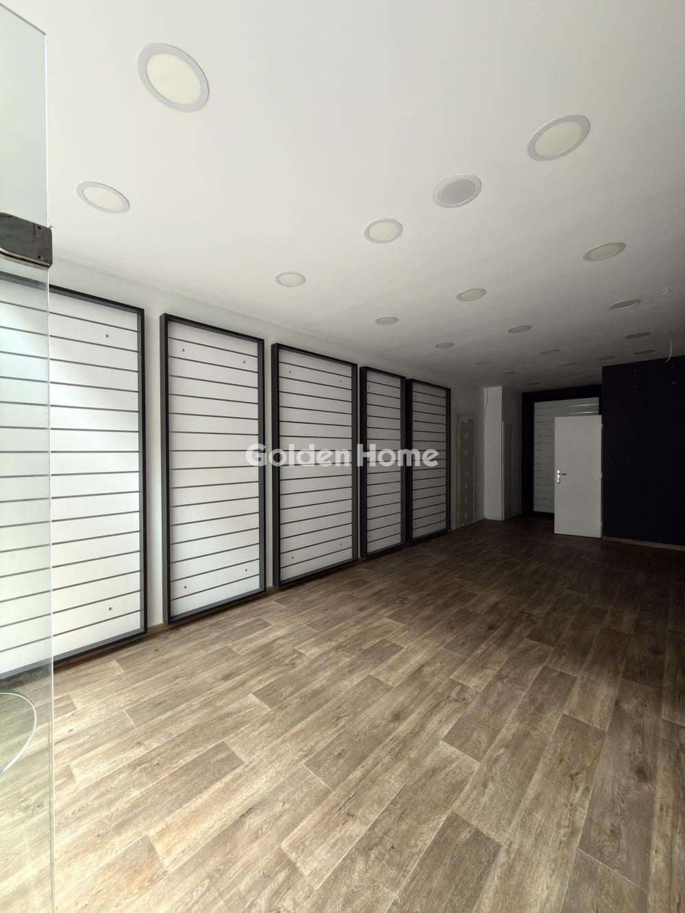 Retail Store in Platoma, Chalkida — Photo 1 of 9
