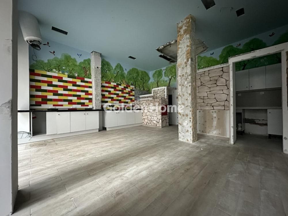 Retail Store in Center, Kalamaria — Photo 3 of 10