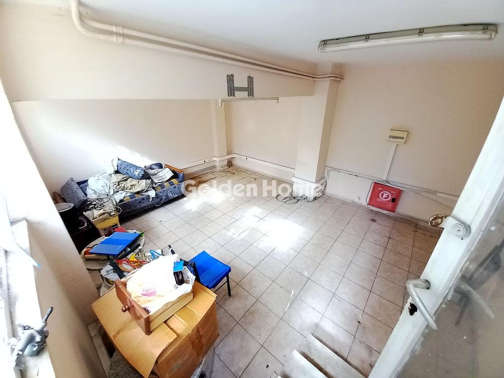 Αποθήκη στην Πλατεία Ελευθερίας, Κορυδαλλός — Φωτογραφία 1 από 9