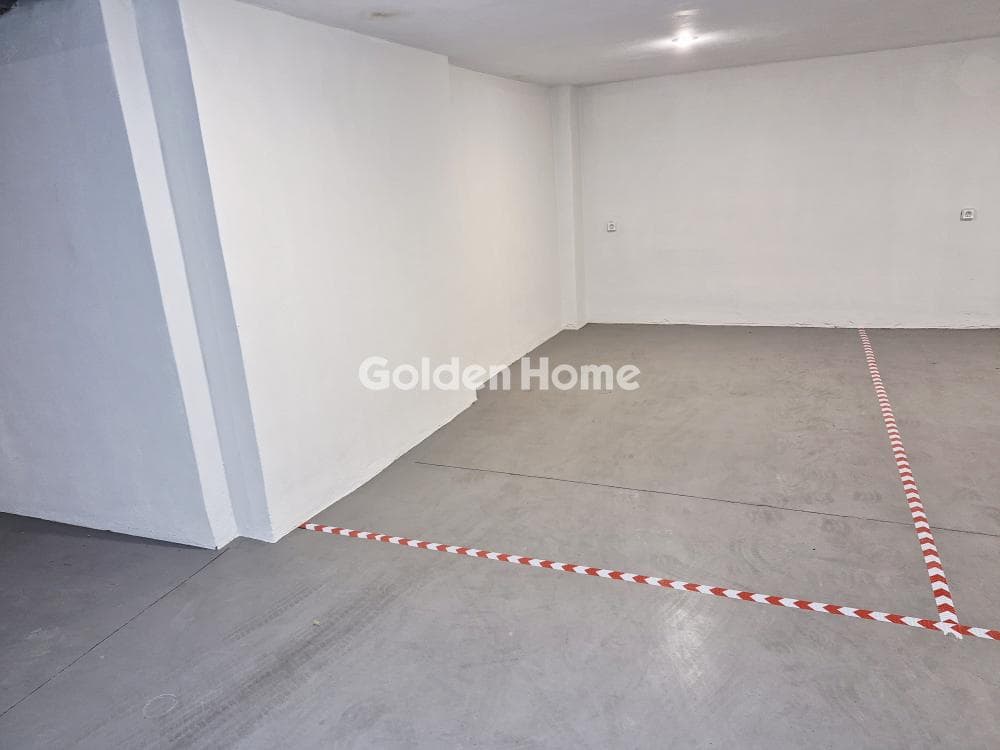 Parking Space in Center, Neos Kosmos — Photo 2 of 2