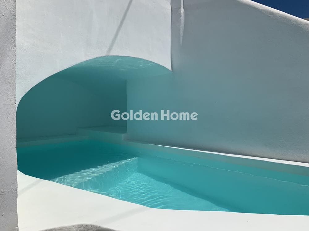 House in Thira, Santorini — Photo 4 of 13